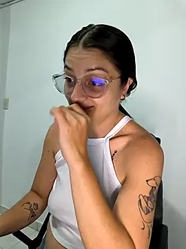 Snapshot of Coralinne__ chatting on April 22, 2026, 1:30 am Coralinne online show from April 22, 2026, 1:30 am