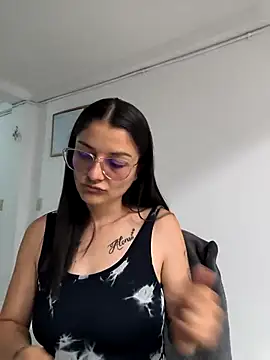 Snapshot of Coralinne__ chatting on May 4, 2026, 3:08 pm Coralinne online show from May 4, 2026, 3:08 pm