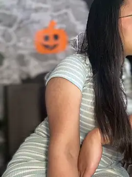 Liulee2 online show from November 1, 2025, 5:04 pm