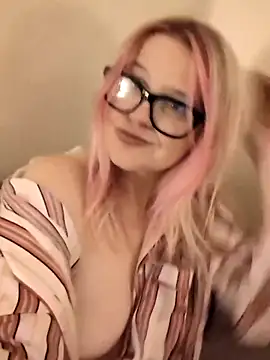 Snapshot of SuzieSub chatting on September 13, 2025, 10:31 pm SuzieSub online show from September 13, 2025, 10:31 pm