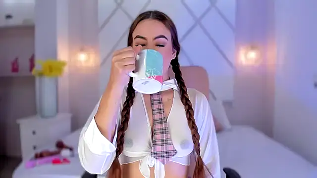 isabellashine online show from December 4, 2025, 4:05 pm