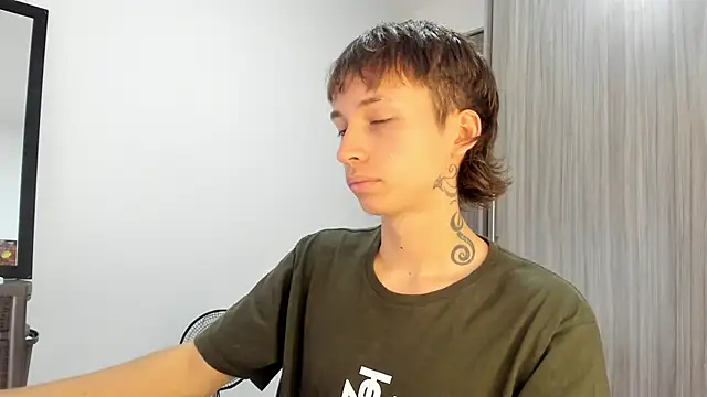 Snapshot of spacehumanz chatting on March 21, 2026, 7:28 pm spacehumanz online show from March 21, 2026, 7:28 pm