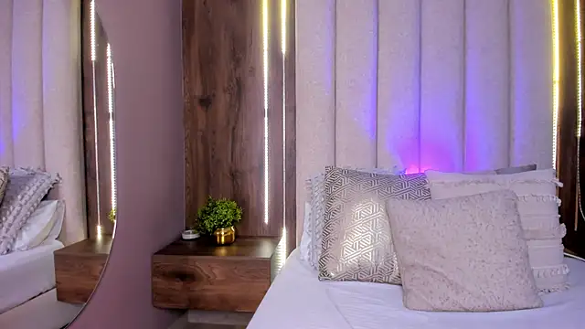 LucySalvatore  online show from October 1, 2025, 2:34 pm