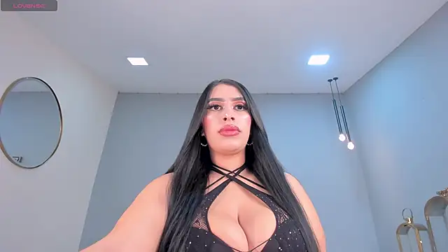 LeahLombardi  online show from November 30, 2025, 5:39 pm