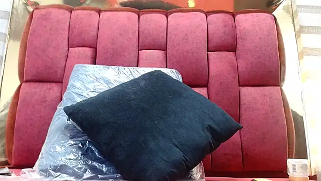 lola warner online show from November 7, 2025, 4:34 am