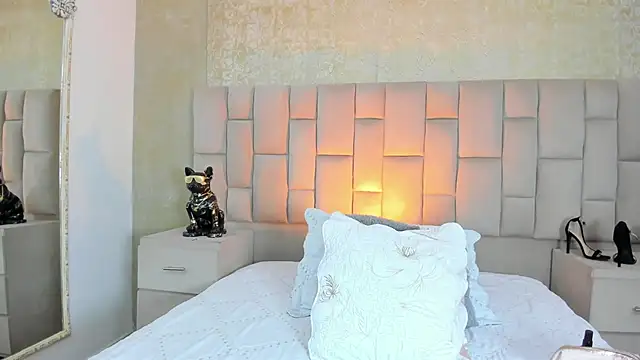 cloesummerr  online show from November 17, 2025, 12:33 pm