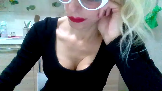 Snapshot of Kelly80 chatting on October 21, 2025, 4:19 pm Kelly80 online show from October 21, 2025, 4:19 pm