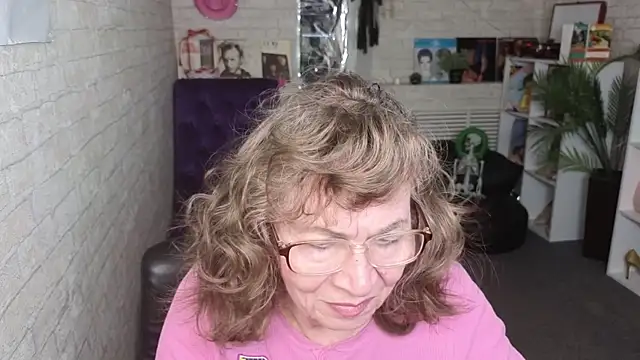 Snapshot of Betty_Brick chatting on April 16, 2026, 1:56 pm Betty Brick online show from April 16, 2026, 1:56 pm