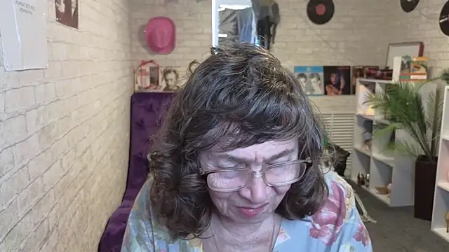 Snapshot of Betty_Brick chatting on May 20, 2026, 7:47 am Betty Brick online show from May 20, 2026, 7:47 am