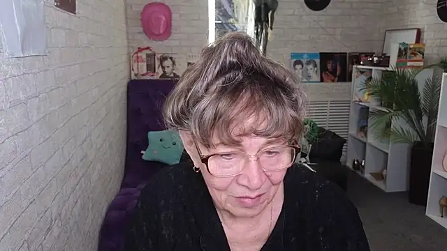 Snapshot of Betty_Brick chatting on May 24, 2026, 3:17 pm Betty Brick online show from May 24, 2026, 3:17 pm