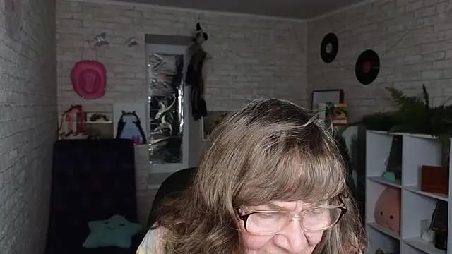 Snapshot of Betty_Brick chatting on May 26, 2026, 3:52 pm Betty Brick online show from May 26, 2026, 3:52 pm