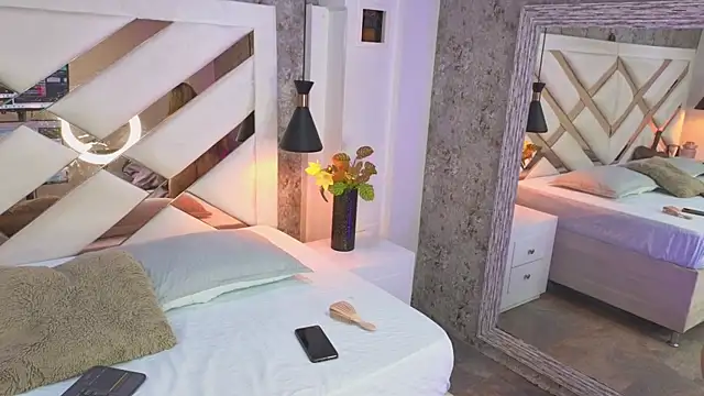 Saara evans  online show from September 30, 2025, 8:25 pm