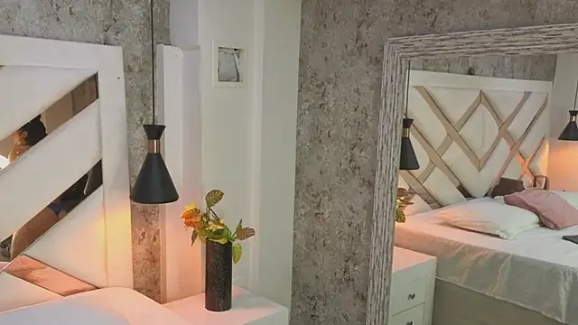 Saara evans  online show from October 15, 2025, 7:58 pm