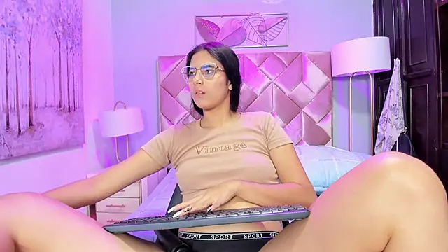 DanniaKross online show from September 19, 2025, 4:36 am