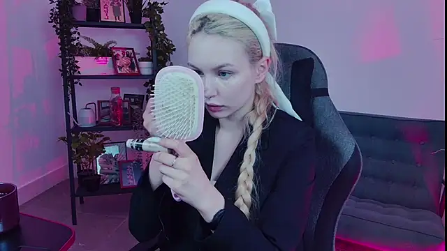 AvaDaviis online show from September 9, 2025, 7:30 am