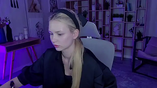 AvaDaviis online show from September 19, 2025, 10:49 am