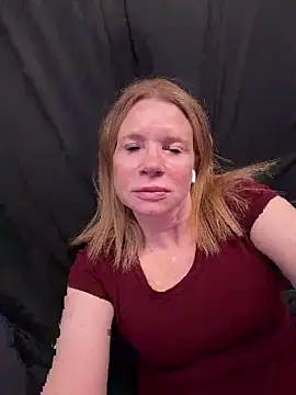 Snapshot of JulieHolliday chatting on May 16, 2026, 7:34 pm JulieHolliday online show from May 16, 2026, 7:34 pm