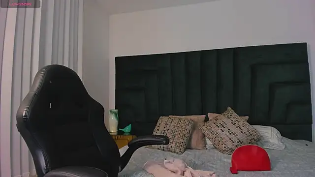 valerieMattson online show from September 28, 2025, 5:40 pm