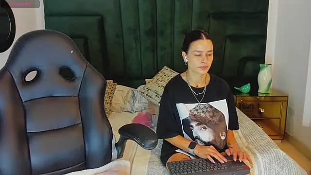 valerieMattson online show from October 31, 2025, 3:02 pm