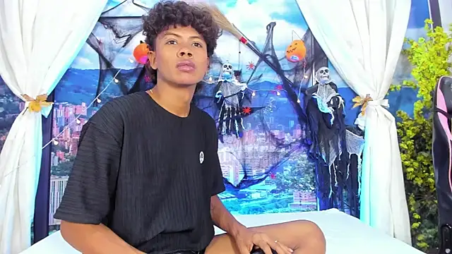 MilthonDelis online show from October 22, 2025, 3:29 am