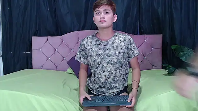 daring sexy boys online show from November 2, 2025, 7:05 pm