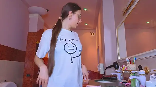 Snapshot of Real_cutie1 chatting on December 18, 2025, 1:50 pm Real cutie1 online show from December 18, 2025, 1:50 pm