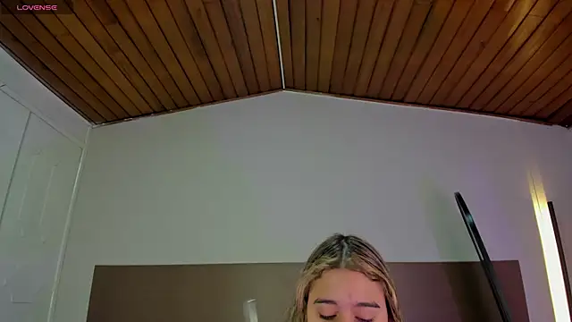Snapshot of Rachell_criss chatting on May 15, 2026, 4:08 am Rachell criss online show from May 15, 2026, 4:08 am
