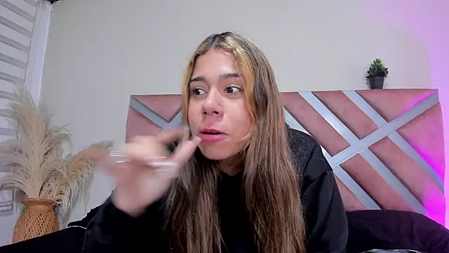 Snapshot of Rachell_criss chatting on June 2, 2026, 4:25 am Rachell criss online show from June 2, 2026, 4:25 am