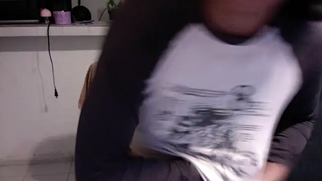 Snapshot of Nia_Desire chatting on May 27, 2026, 8:44 am Nia Desire online show from May 27, 2026, 8:44 am