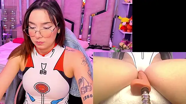 Snapshot of NicoleFerrel chatting on September 17, 2025, 3:03 pm NicoleFerrel online show from September 17, 2025, 3:03 pm