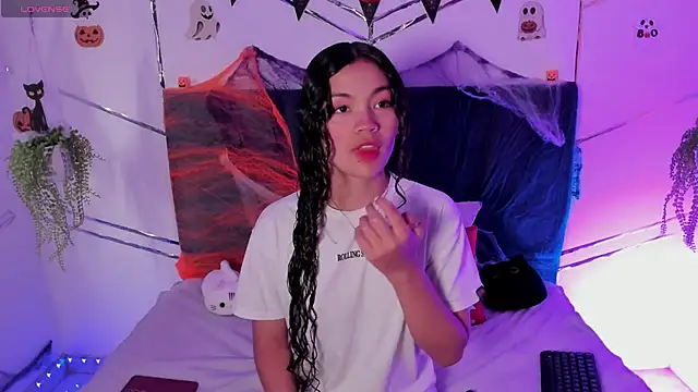 Camilla Miller01 online show from October 16, 2025, 1:23 pm