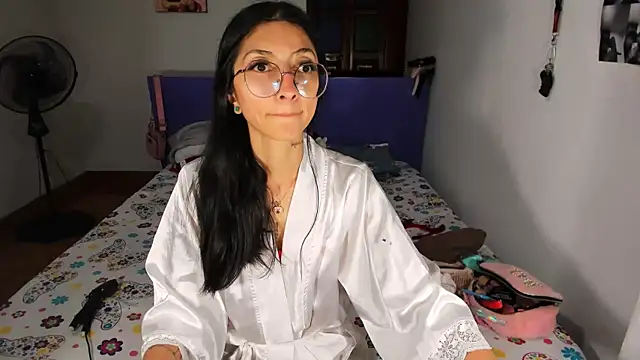 Anais lux online show from June 4, 2026, 1:00 am