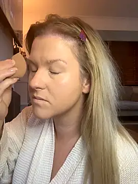 Snapshot of Charleigh_xx chatting on November 11, 2025, 11:54 am Charleigh xx online show from November 11, 2025, 11:54 am