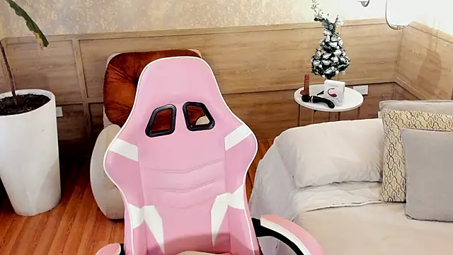 Skyyle  online show from December 17, 2025, 1:28 pm