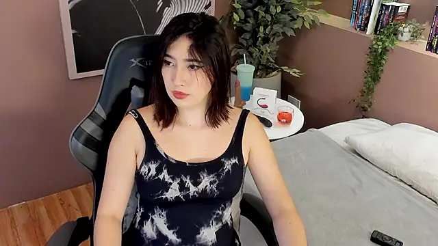 Skyyle  online show from February 20, 2026, 1:11 pm