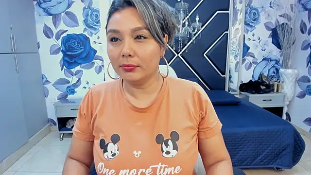 LatinaHoleQueen online show from September 15, 2025, 2:39 pm