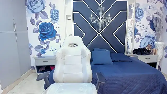 LatinaHoleQueen online show from September 26, 2025, 2:21 pm