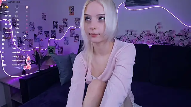 Megan--chan online show from November 20, 2025, 7:24 pm