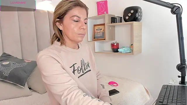 Clhoe Johnson online show from October 3, 2025, 2:41 am