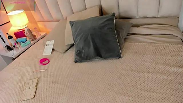 Clhoe Johnson online show from October 30, 2025, 12:28 pm