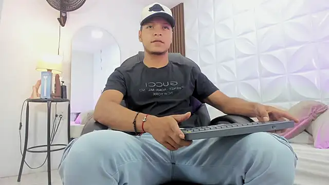 Ricky Owens1 online show from November 23, 2025, 2:28 pm