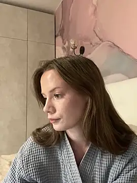 Rosie Holmes  online show from October 11, 2025, 1:42 pm