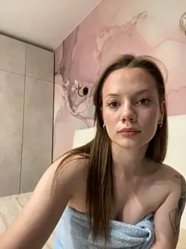 Rosie Holmes  online show from November 4, 2025, 3:16 am