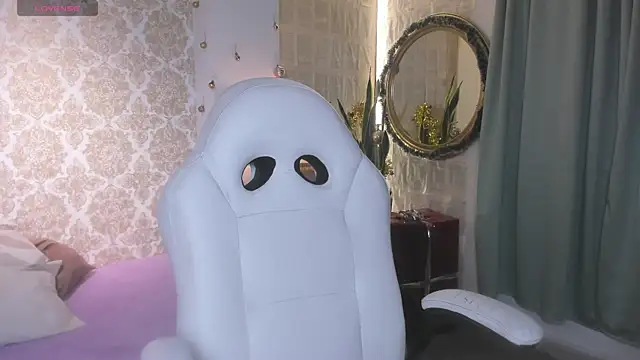 LilyThea online show from December 18, 2025, 9:32 pm