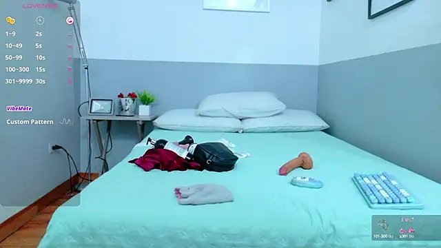 cutepetitee online show from September 26, 2025, 8:02 pm