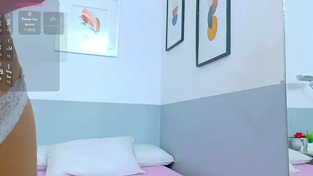 cutepetitee online show from October 3, 2025, 7:55 pm