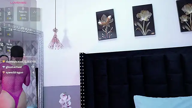 cutepetitee online show from October 5, 2025, 7:56 pm