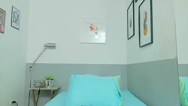 cutepetitee online show from October 16, 2025, 7:59 pm