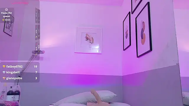 cutepetitee online show from March 24, 2026, 7:52 pm