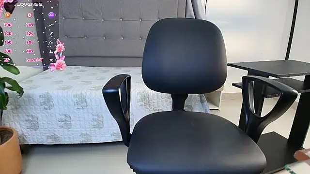 Snapshot of saray_reese chatting on October 4, 2025, 12:36 pm saray reese online show from October 4, 2025, 12:36 pm